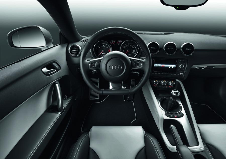 Торпедо Audi TT 2.0 TDI Quattro Coupe (8J) 2010 года  (WW) (фото 11 из 26)